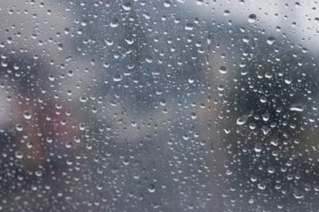 窓の雨